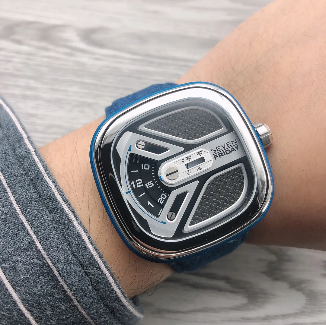 【Authentic Tmall】💰1640! The new SEVENFRIDAY M1B/01 captures casual yet sophisticated weekend style – a clever juxtaposition of contrasting materials inspired by industrial icons but with a decidedly futuristic twist, creating a modern classic, the M1B/01. It features multi-level interfaces: an iconic time-reading system for the disc and two deep-drawn pattern plates. A blue sandblasted dynamic ring and an exclusive denim strap complete the unique color scheme. The entire series is equipped with MIYOTA8215 movement to ensure accurate travel time.